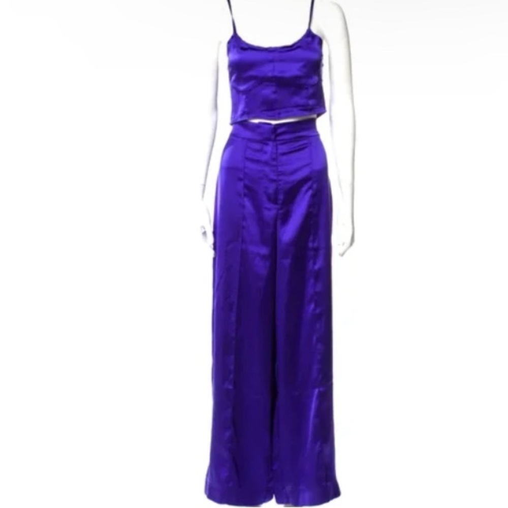 Beautiful House of Harlow 2 piece satin purple set!!
